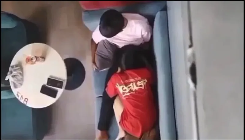 Quay lén em ghệ bú bú cho người tình nơi công cộng