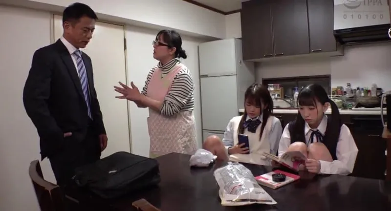 Ngày đầu gặp mặt bố dượng đã quan hệ 2 hoa nhỏ riêng của vợ