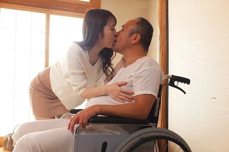 Con dâu hiếu thảo chăm sóc bố người chồng tàn tật