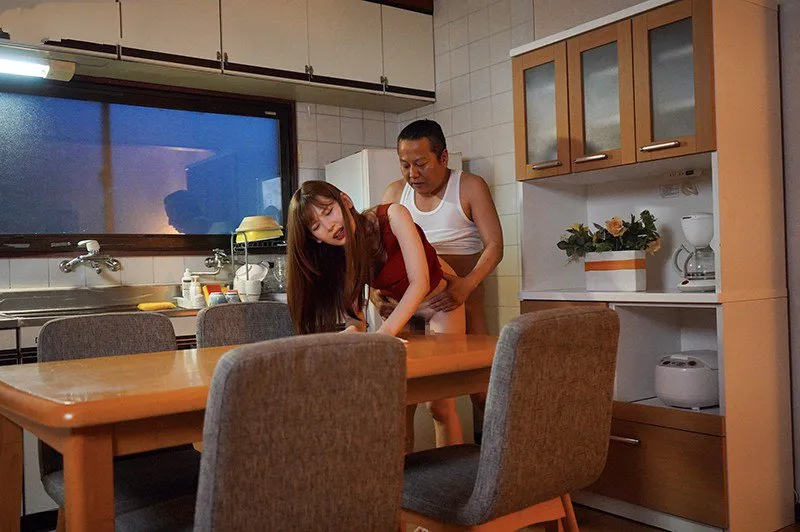 Con gái bị ông xã mới của mẹ làm tình mỗi ngày, cho dù đã có người yêu