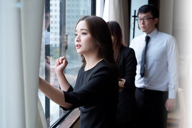 Anh xã mất 3 năm, mẹ kế trẻ tìm đến con chồng giải tỏa thiếu thốn