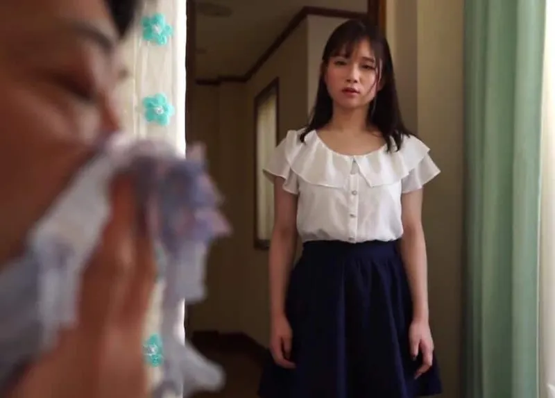 Nàng nhỏ phát hiện bố dượng biến thái ngửi đồ lót của mình